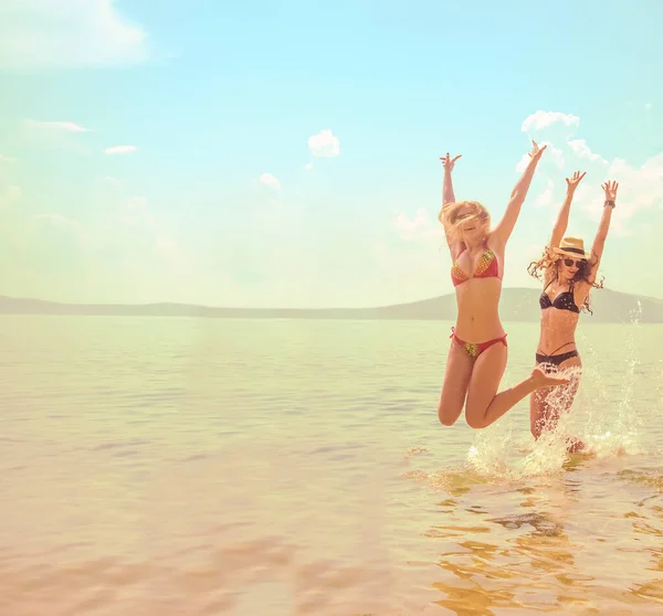 Two Girls Jumping High Arms Spectacular Sunrise Ocean Coast — 图库照片