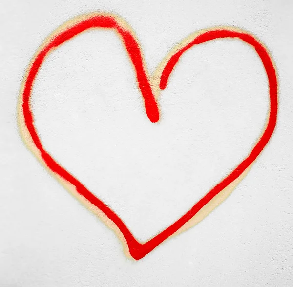 Pomarańczowe Żółte Serce Malowane Białej Ścianie Czternastego Lutego Szczęśliwych Walentynek — Zdjęcie stockowe
