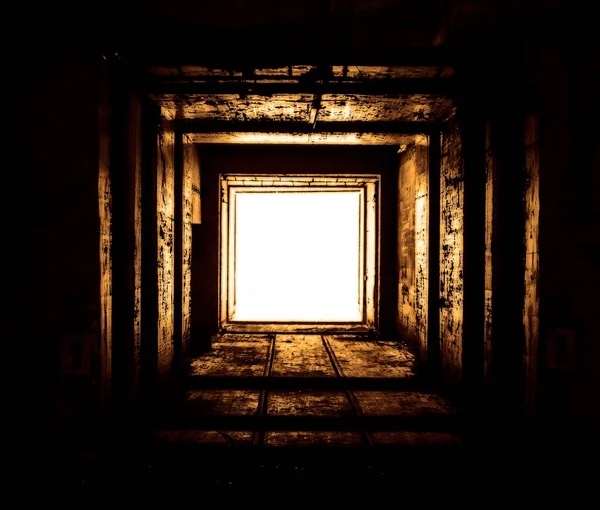 Túnel Drenagem Concreto Quadrado Com Uma Luz Extremidade Que Brilha — Fotografia de Stock