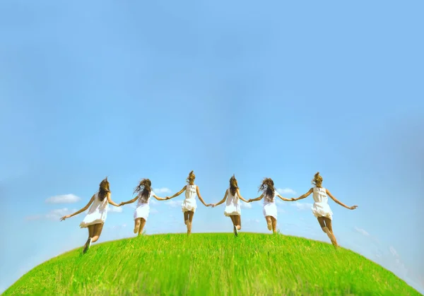 Seis Meninas Correndo Grama Verde Fundo Céu Azul Com Nuvens — Fotografia de Stock