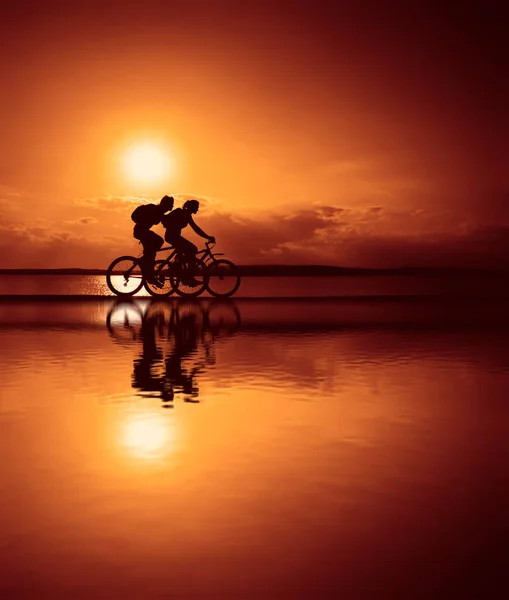 Spazio Vuoto Amici Sportivi Bicicletta Tramonto Ciclisti Cavallo Lungo Costa — Foto Stock