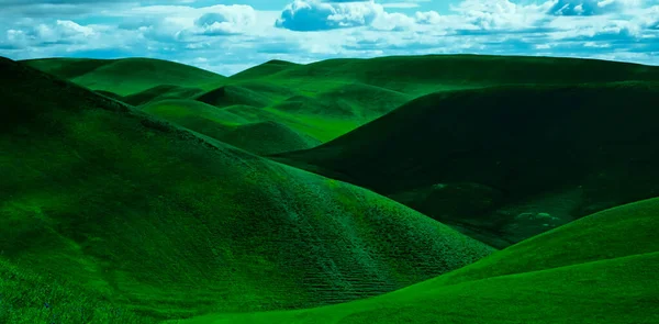 Bergwiese Viele Kanten Eines Hügels Wunderbare Sommerlandschaft Mit Flauschigen Wolken — Stockfoto