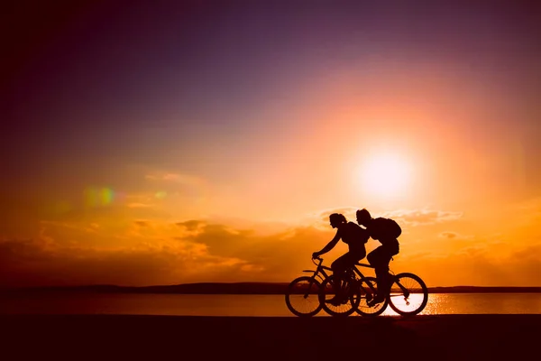 Espaço Vazio Amigos Desportivos Bicicleta Pôr Sol Ciclistas Andando Longo — Fotografia de Stock