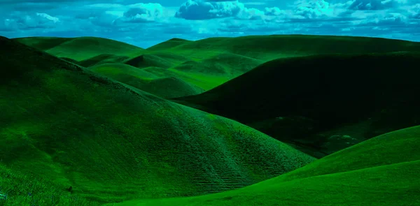 Bergwiese Viele Kanten Eines Hügels Wunderbare Sommerlandschaft Mit Flauschigen Wolken — Stockfoto