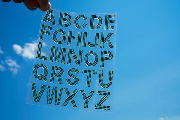 Conjunto Alfabeto Inglês Strass Verdes Fundo Céu Azul Abc — Fotografia de Stock