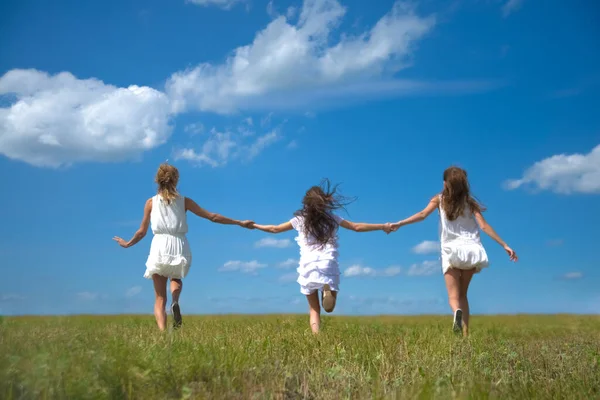 Бігають Дівчата Зеленій Траві Тлі Блакитного Неба Хмарами Молодих Дорослих — стокове фото