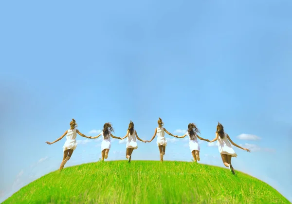 Seis Meninas Correndo Grama Verde Fundo Céu Azul Com Nuvens — Fotografia de Stock