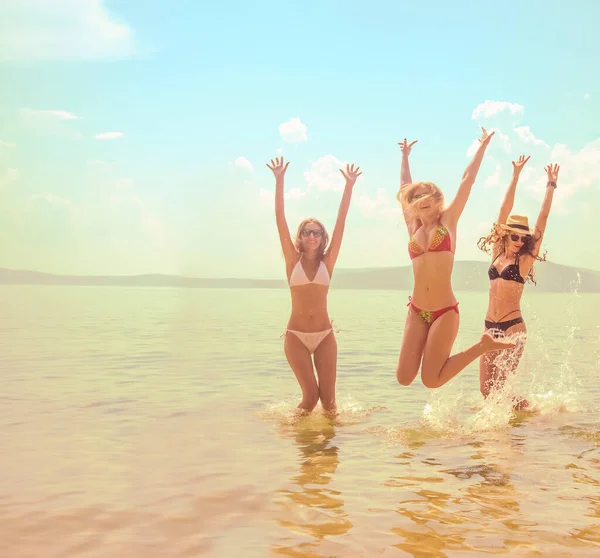 一群快乐的女孩在海上跳跃 — 图库照片