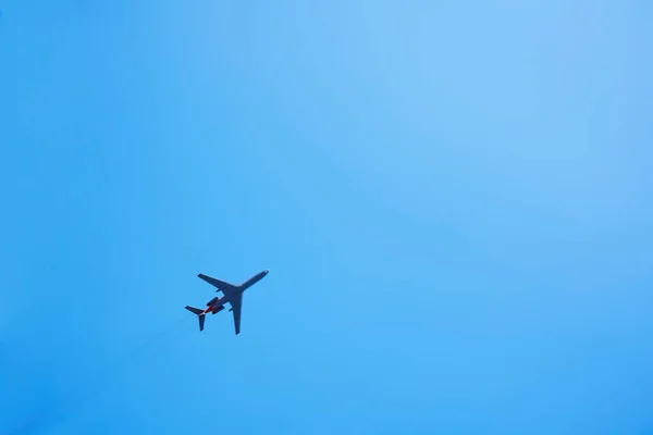 Bílé Letadlo Obloze Spodní Pohled Vzlet Přistání Přílet Odjezd Osobní — Stock fotografie