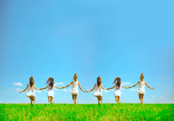 Šest Běžících Dívek Zelené Trávě Pozadí Modré Oblohy Mraky Mladých — Stock fotografie