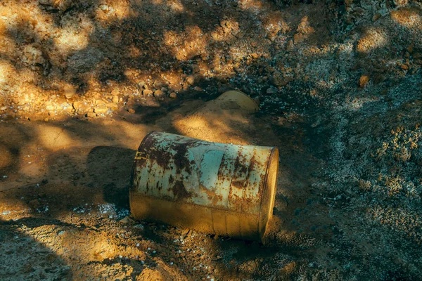 Rostiges Metallfass Ragt Aus Der Braunen Erde Gegen Den Schmutzigen — Stockfoto