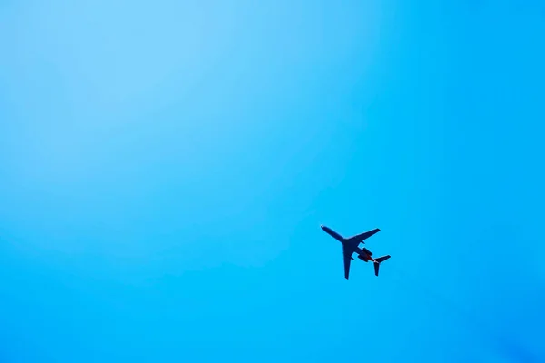 Avião Branco Céu Vista Inferior Descolagem Aterragem Chegada Partida Avião — Fotografia de Stock
