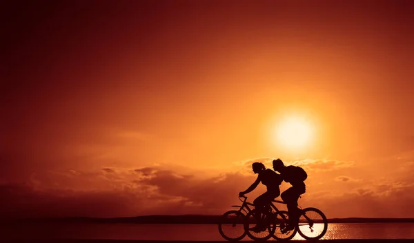 Empty Space Sporty Friends Bicycles Sunset Cyclists Riding Coast Sport — Stock Photo, Image