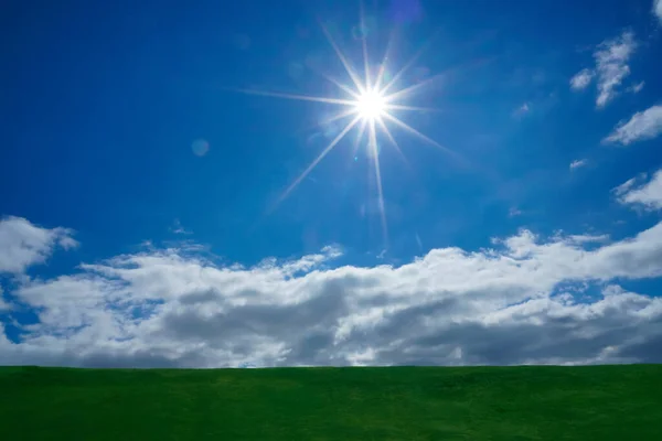 Césped Colinas Horizonte Estepa Bajo Nubes Blancas Cielo Durante Puesta — Foto de Stock