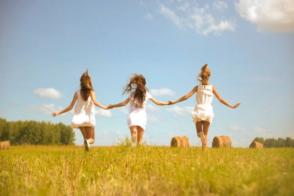 Bulutlu Mavi Gökyüzünün Arka Planındaki Yeşil Çimlerde Koşan Kızlar Yaz — Stok fotoğraf