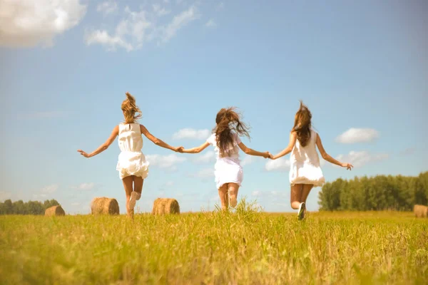 Běhání Dívek Zelené Trávě Pozadí Modré Oblohy Mraky Mladé Dospělé — Stock fotografie
