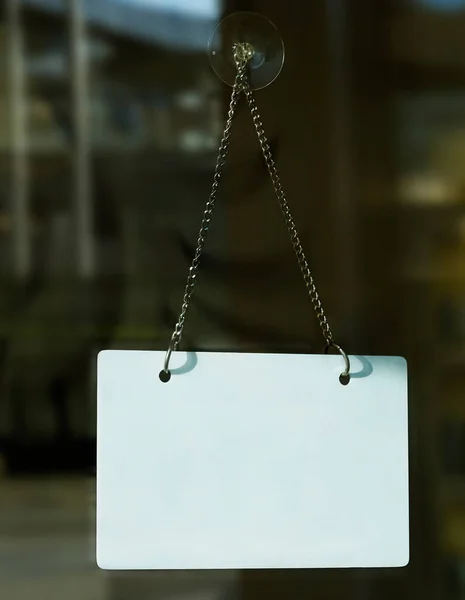 Крупним Планом Біла Порожня Вивіска Висить Скляних Дверях Кафе Розмитий — стокове фото