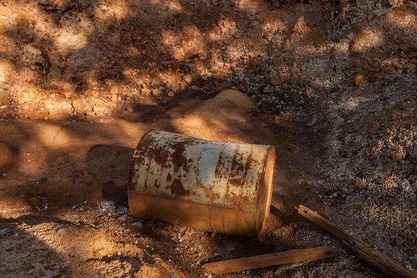 Barile Metallo Arrugginito Che Fuoriesce Dal Terreno Marrone Contro Argilla — Foto Stock