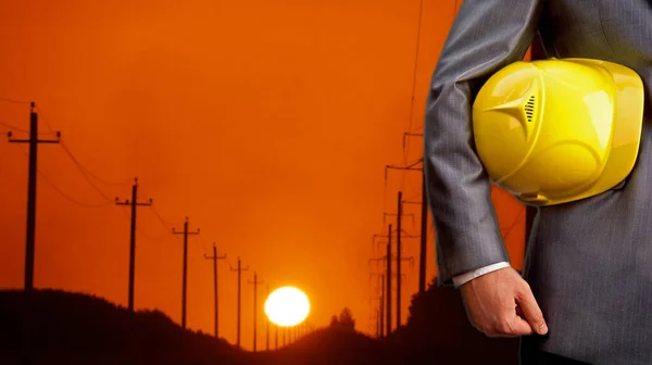 Ingeniero Masculino Sosteniendo Casco Mano Hardhat Electricistas Reparando Cable Línea — Foto de Stock