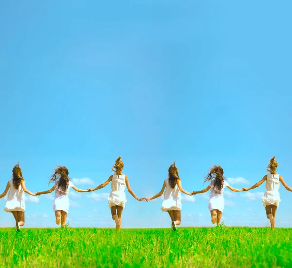 Šest Běžících Dívek Zelené Trávě Pozadí Modré Oblohy Mraky Mladých — Stock fotografie