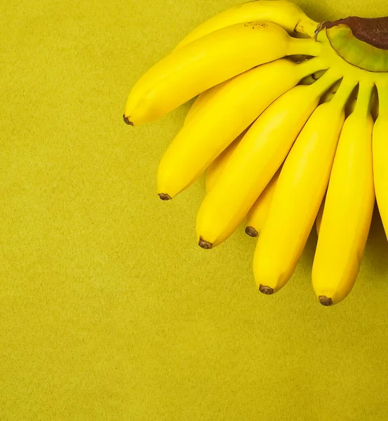 Dos Racimos Pequeños Plátanos Amarillos Aislados Sobre Fondo Verde Espacio — Foto de Stock