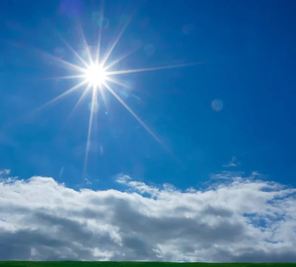 Césped Colinas Horizonte Estepa Bajo Nubes Blancas Cielo Durante Puesta — Foto de Stock