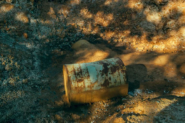 Rostiges Metallfass Ragt Aus Der Braunen Erde Gegen Den Schmutzigen — Stockfoto