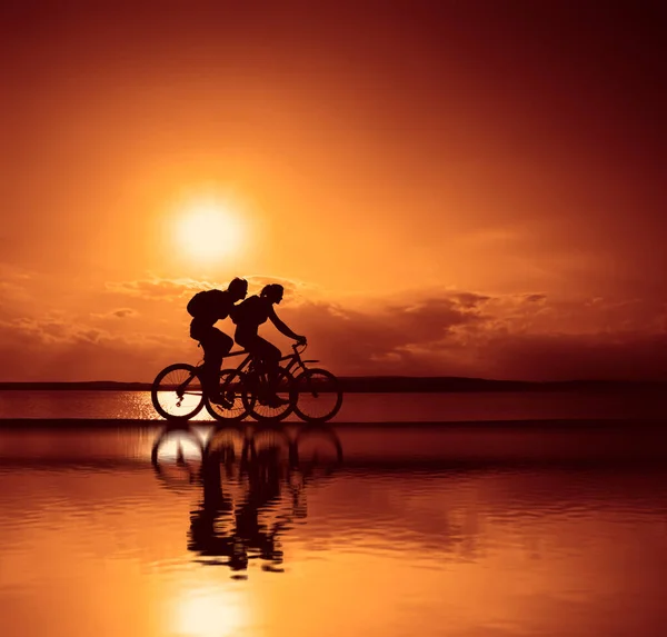 Empty Space Sporty Friends Bicycles Sunset Cyclists Riding Coast Sport — Stock Photo, Image