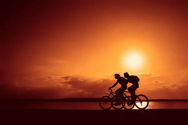 Espacio Vacío Amigos Deportivos Bicicletas Atardecer Ciclistas Largo Costa Deporte — Foto de Stock