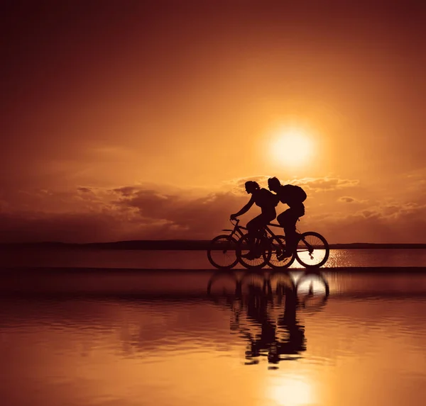 Empty Space Sporty Friends Bicycles Sunset Cyclists Riding Coast Sport — Stock Photo, Image