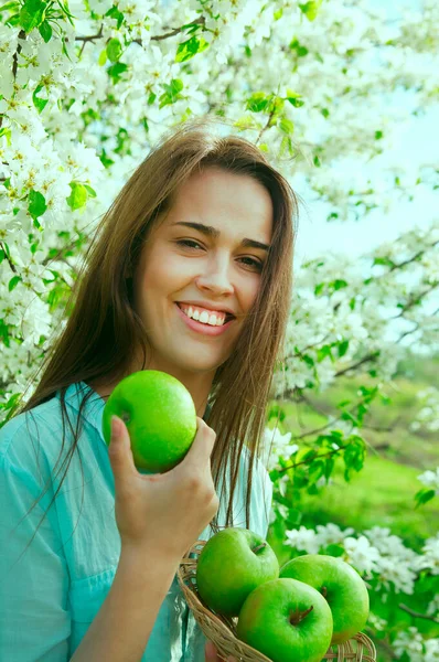 Πορτρέτο Του Προσώπου Νεαρή Λατίνα Ισπανόφωνη Γυναίκα Κρατώντας Μήλο Για — Φωτογραφία Αρχείου