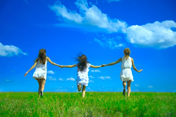 Τρέξιμο Κορίτσια Στο Πράσινο Γρασίδι Στο Φόντο Του Μπλε Ουρανού — Φωτογραφία Αρχείου