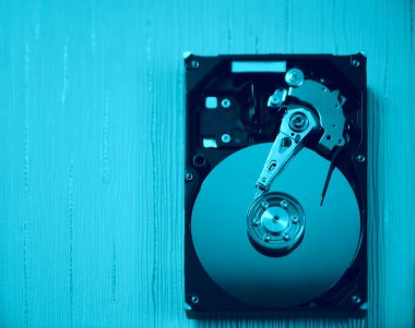 Bilgisayar sabit diski. Donanım diski, hafıza depolama silindiri. Masa arkası. en üstteki görünüm.