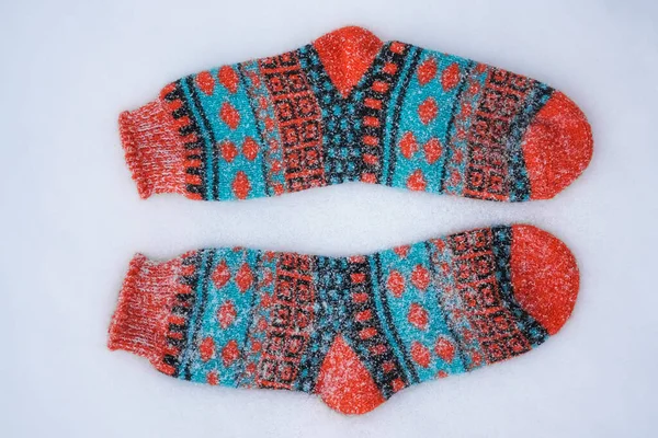 Paire Chaussettes Hiver Chaudes Colorées Isolées Sur Fond Neige Blanche — Photo