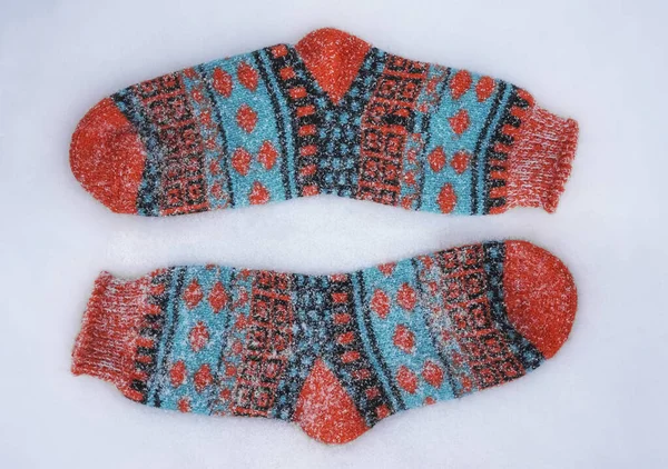 Ein Paar Farbenfrohe Warme Wintersocken Isoliert Auf Weißem Hintergrund Mit — Stockfoto