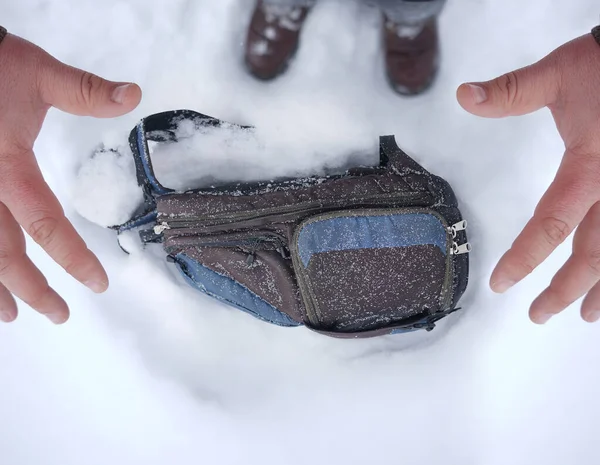 Rucksack Für Fotografen Schneegestöber Einem Verschneiten Wintertag Weißer Schnee Hintergrund — Stockfoto