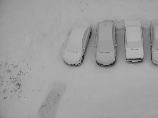 Markparkering Bilar Efter Snöfall Utsikt Uppifrån Bilar Täckta Med Snö — Stockfoto