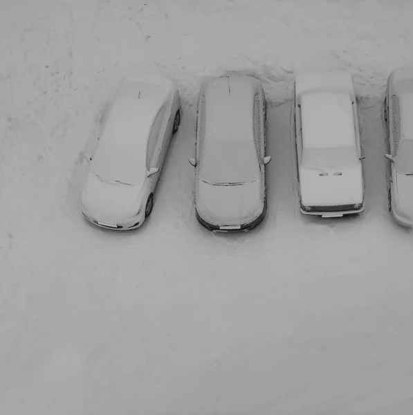Parking Naziemny Opadach Śniegu Widok Góry Samochody Pokryte Śniegiem Widok — Zdjęcie stockowe