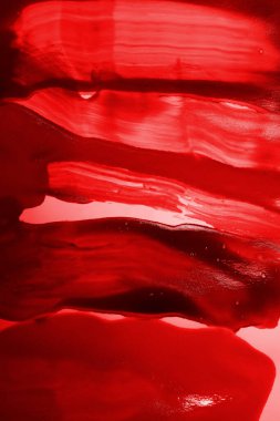 Beyaz kağıdın üzerine kırmızı boya. Renkli bir geçmiş. Beyaz bir arkaplanda izole edilmiş pembe boya izleri.