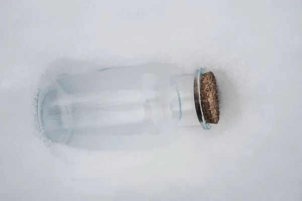 Skincare Προϊόν Επίπεδη Θέσει Φόντο Χιόνι Καθαριστικό Προσώπου Μικροφθοράς Μπουκαλιού — Φωτογραφία Αρχείου
