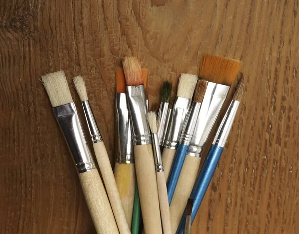 Muchos Pinceles Pintura Frasco Vasos Aislados Sobre Fondo Mesa Madera —  Fotos de Stock