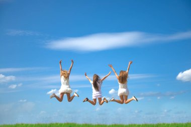 Geriye, üç genç kadının mavi gökyüzü arkaplanının dikiz görüntüsü. Taze yeşil çimenli yaz tarlası. Yüzü tanınmayan biri yok. Eller yukarı! Eller yukarı!.