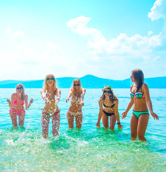 Widok Grupy Kobiet Bawiących Się Plaży Lecie Czas Letni — Zdjęcie stockowe