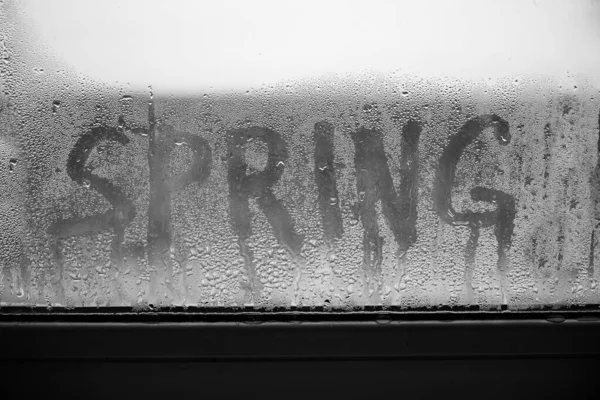 Regentropfen Auf Glas Morgenregen Frühlingsinschrift — Stockfoto