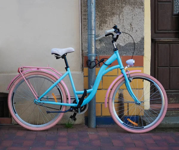 Neues Oldtimer Fahrrad Und Dekorative Fliesenwand Wismar Deutschland Rosafarbenes Und — Stockfoto