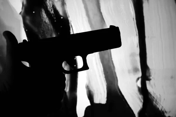 Silueta Pistola Mano Masculina Sobre Fondo Sangriento —  Fotos de Stock
