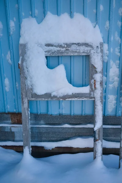 Snowy Stary Drewniany Szkielet Okna Tło Wakacji Zimowy Design Tło — Zdjęcie stockowe