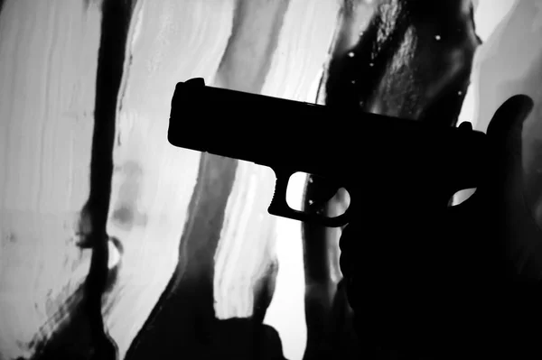 Erkek Eli Silueti Kanlı Arka Planda Silah Tutuyor — Stok fotoğraf