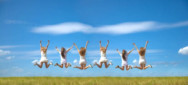 Indietro Vista Posteriore Sei Giovani Donne Che Saltano Sfondo Cielo — Foto Stock