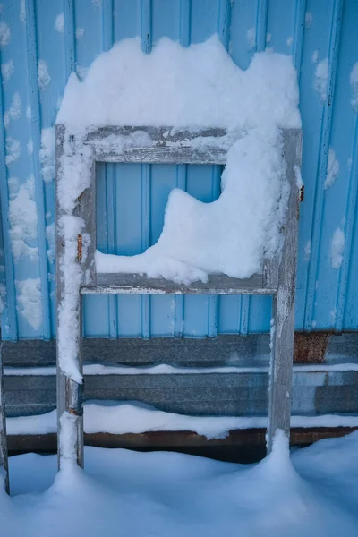 Snowy Stary Drewniany Szkielet Okna Tło Wakacji Zimowy Design Tło — Zdjęcie stockowe